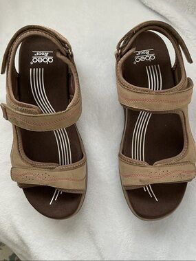 ABEO isle Strap in Cuban Sand size 9 metatarsal.  EUC